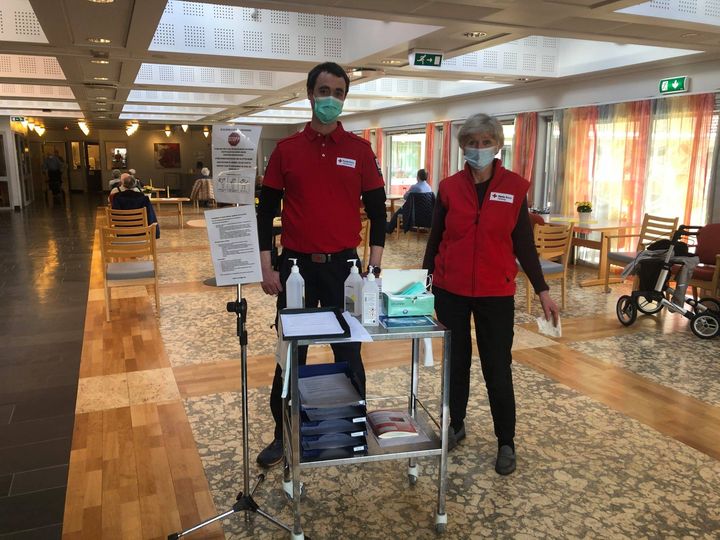 Leikanger Røde Kors er aktiv i gjennomføringa av vaksinearbeidet!